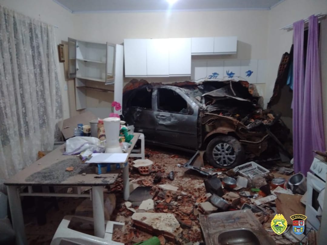 Carro invade casa