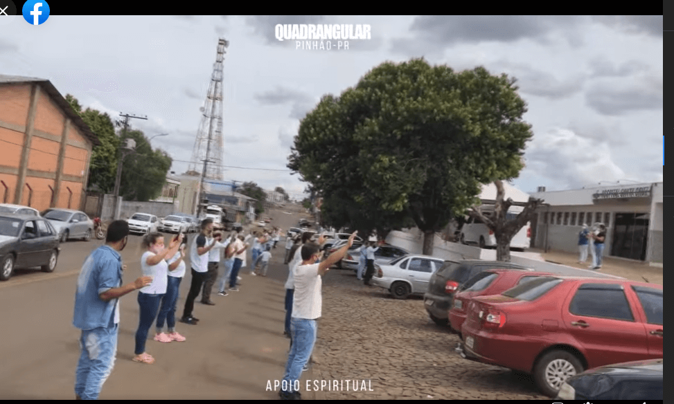Igreja Quadrangular ora em frente ao hospital
