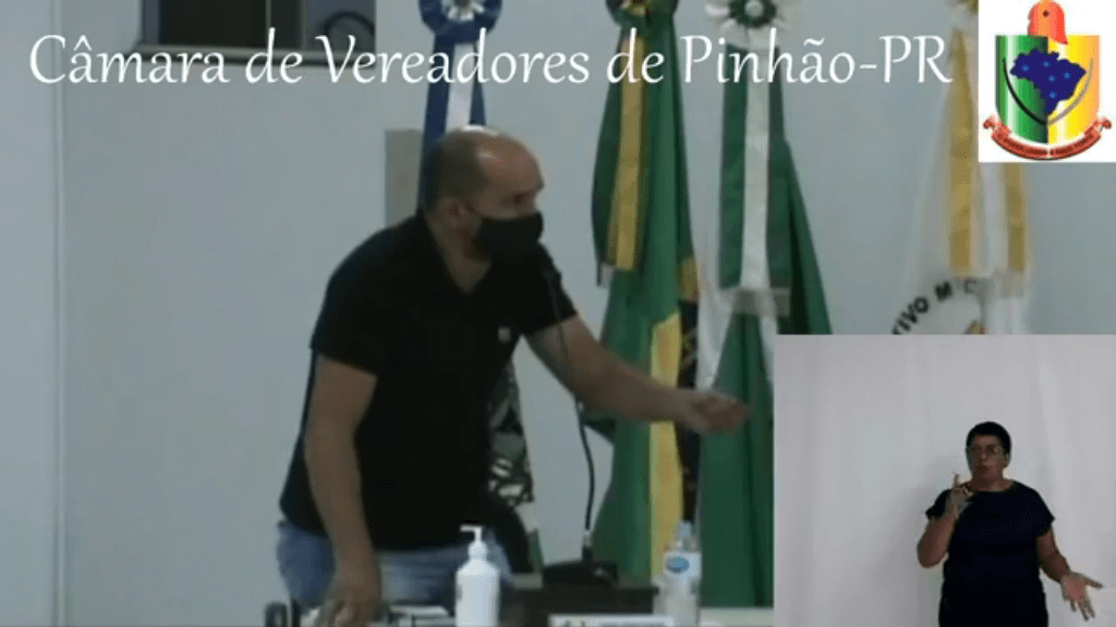 vereador Edson Adrian em sua fala nas explicações pessoais