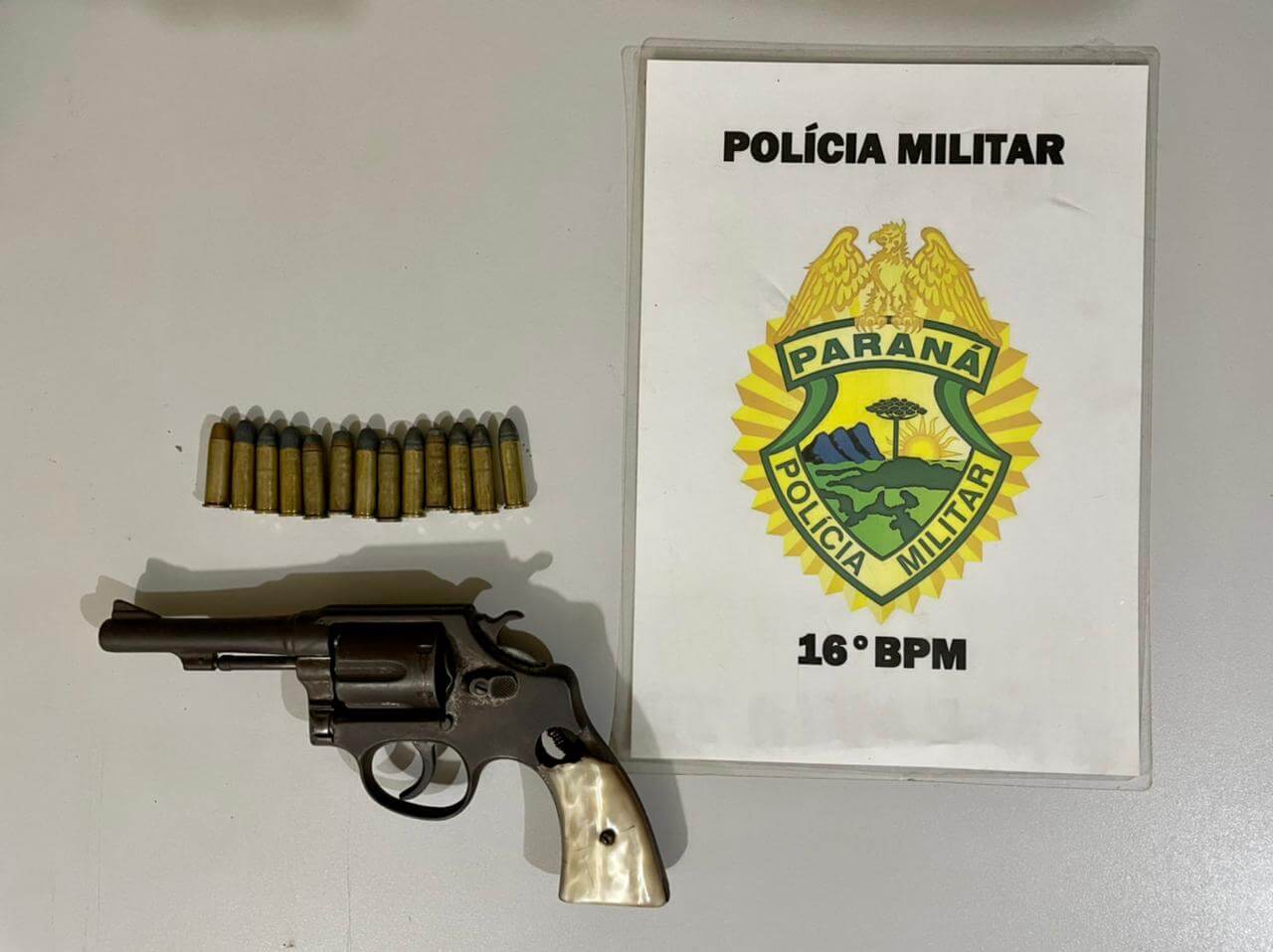 revolver e munições apreendidas