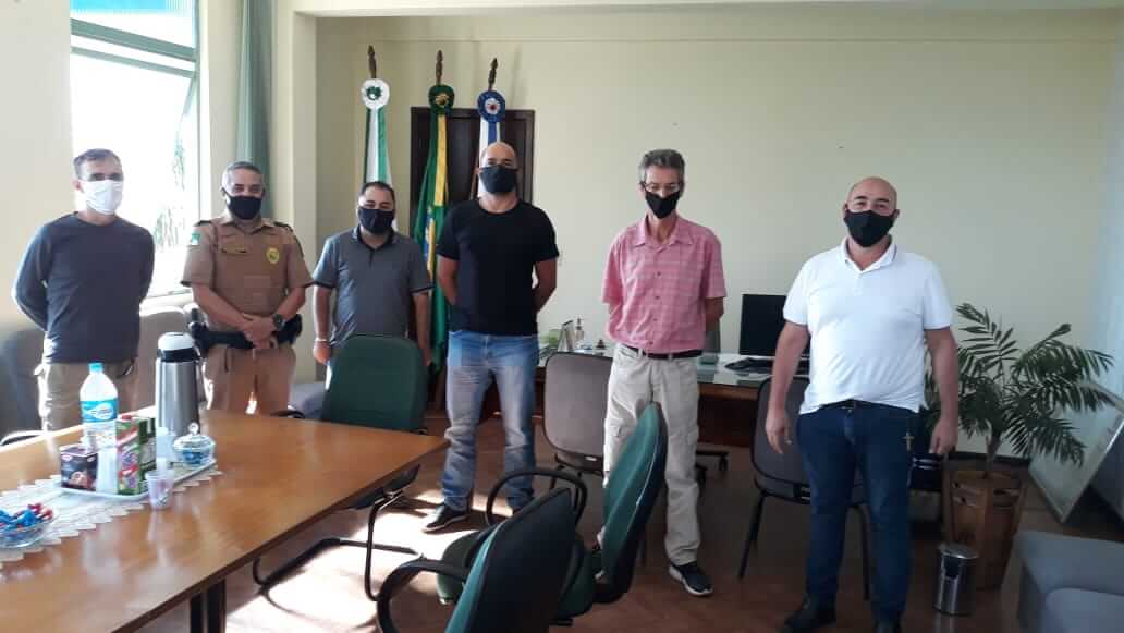 rEUNIÃO NO GABINETE DO PREFEITO
