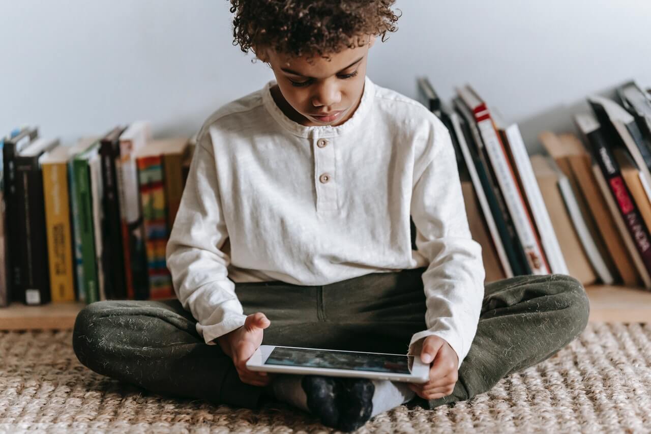 Menino com tablet