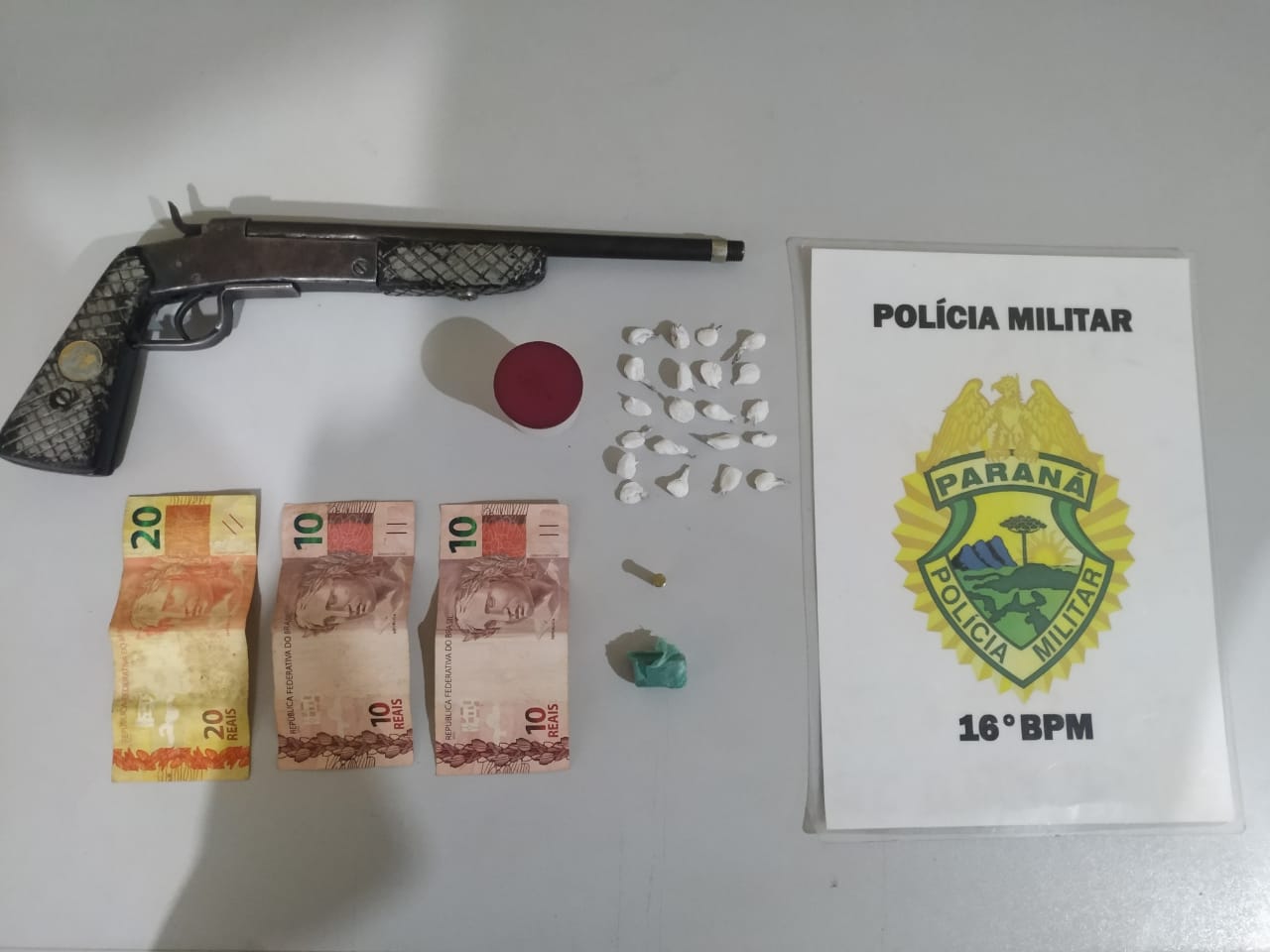 Arma e drogas apreendidas
