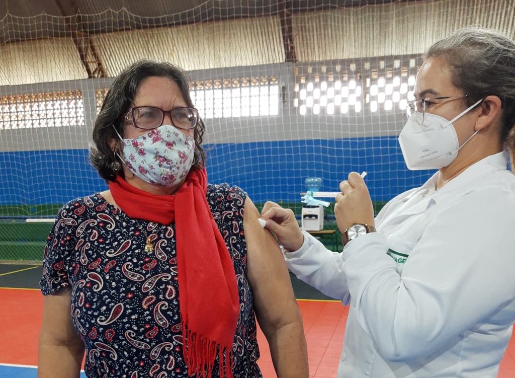 Nara recebendo a vacina da Covid-19