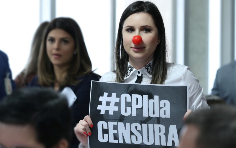 Moças protestando contra a CPI