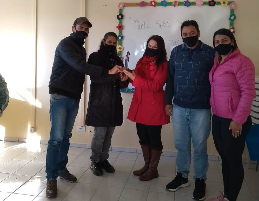 Organizadores entregam troféu destaque