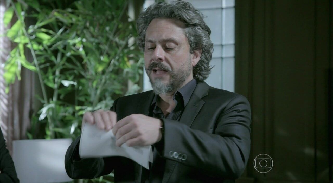 José Alfredo destrói o envelope com o resultado do exame de DNA