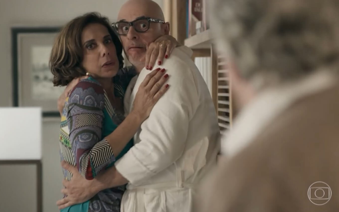 Athaíde flagra Pedrinho e Lígia se beijando