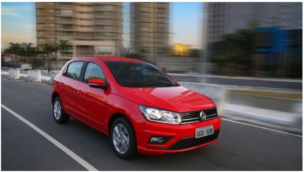 Volkswagen Gol vermelho trafega por uma avenida; modelo liderou as buscas por carros usados de até R$ 50 mil no Paraná.