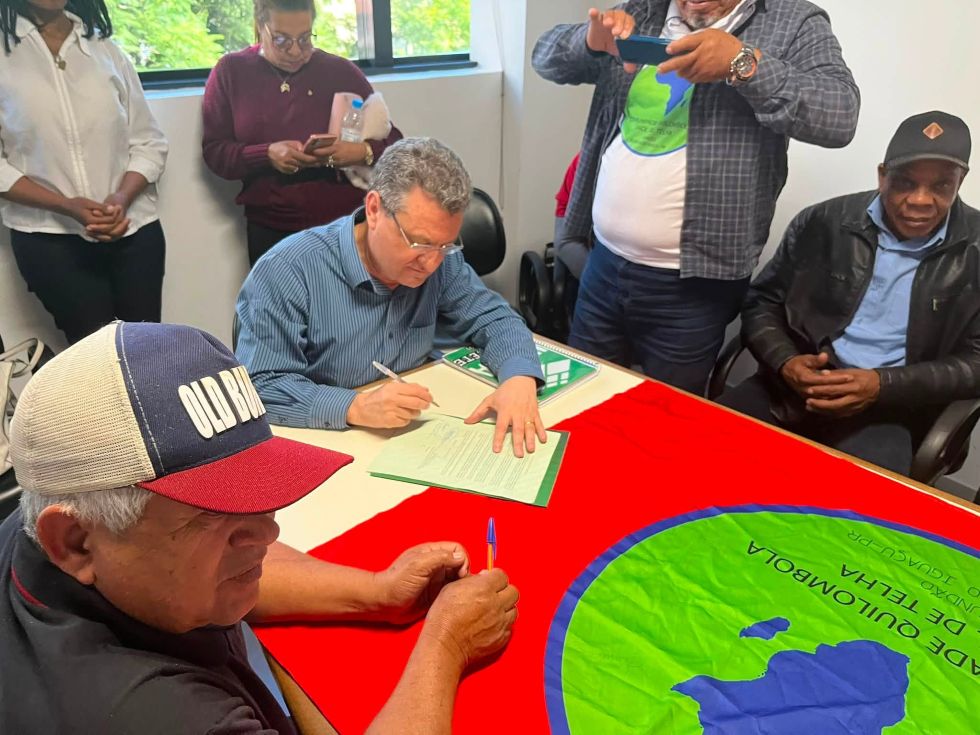 Representantes do Incra e da Comunidade Quilombola Invernada Paiol de Telha–Fundão participam da assinatura dos títulos coletivos de 312,5 hectares, em Reserva do Iguaçu.