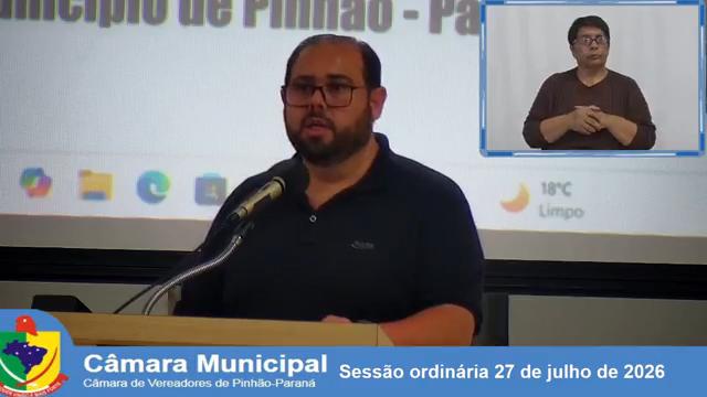 Presidente da ACIAP, Euclair “Tiko” Beira, fala na Tribuna Livre durante sessão da Câmara Municipal de Pinhão, com intérprete de Libras na tela.