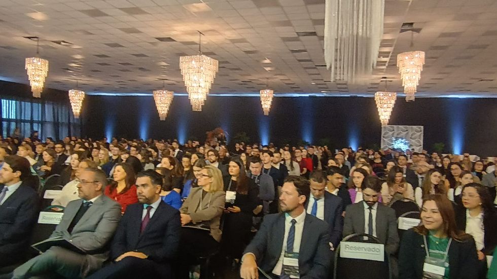 Auditório lotado durante a solenidade de abertura do II Congresso Jurídico do Terceiro Planalto, no Centro de Eventos Cidade dos Lagos, em Guarapuava.