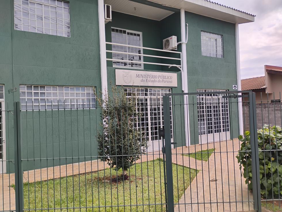 Fachada da sede do Ministério Público do Estado do Paraná em Pinhão, prédio verde com portas e janelas gradeadas.