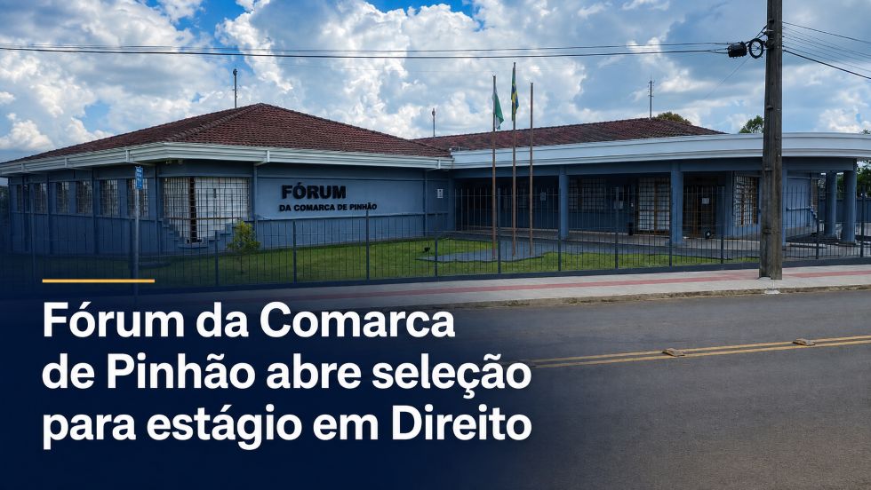 Fachada do Fórum da Comarca de Pinhão sob céu parcialmente nublado, com o título em destaque: “Fórum da Comarca de Pinhão abre seleção para estágio em Direito”.