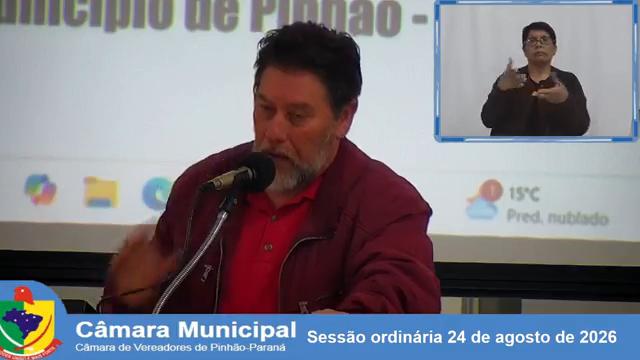 Francisco Santos Oliveira, presidente do COMDER de Pinhão, fala ao microfone durante o uso da Tribuna Livre na Câmara Municipal, com intérprete de Libras no canto superior direito.