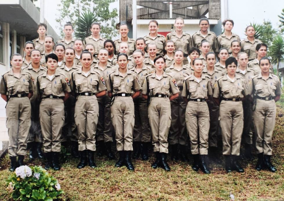 Fotografia histórica reúne as integrantes da primeira turma de mulheres policiais militares da região de Guarapuava, uniformizadas e posicionadas em frente a uma edificação.