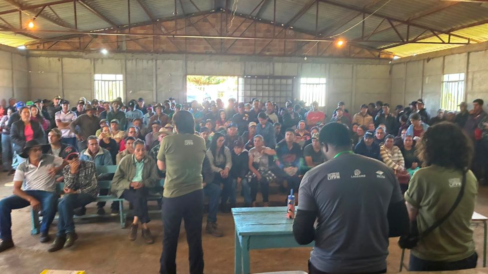 Moradores reunidos no salão comunitário de Santa Rita, no assentamento Faxinal dos Ribeiros — Quinhão 1G, durante encontro com a equipe da Universidade Federal do Paraná conveniada com o Incra.